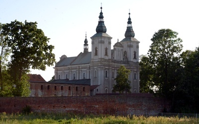 Kościół w Paradyżu z pozostałościami klasztoru.
