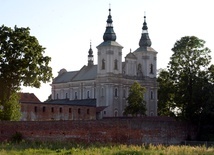 Kościół w Paradyżu z pozostałościami klasztoru.