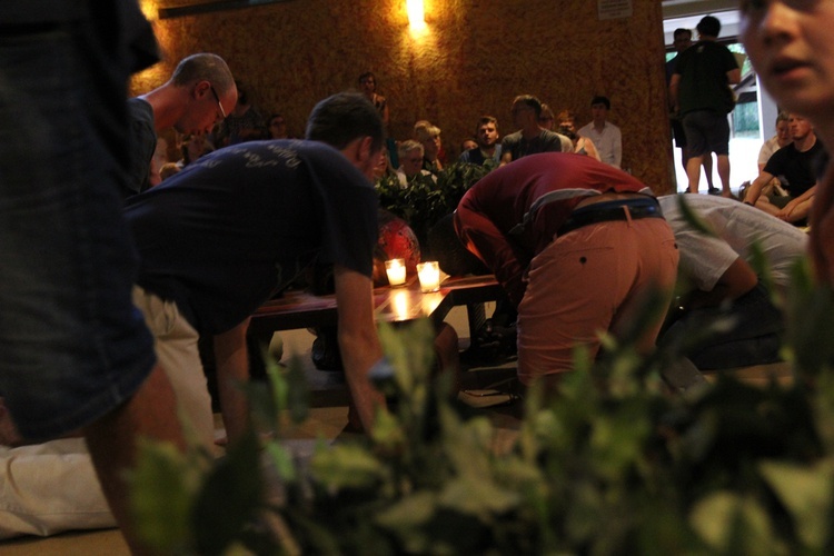 Adoracja krzyża w Taizé 