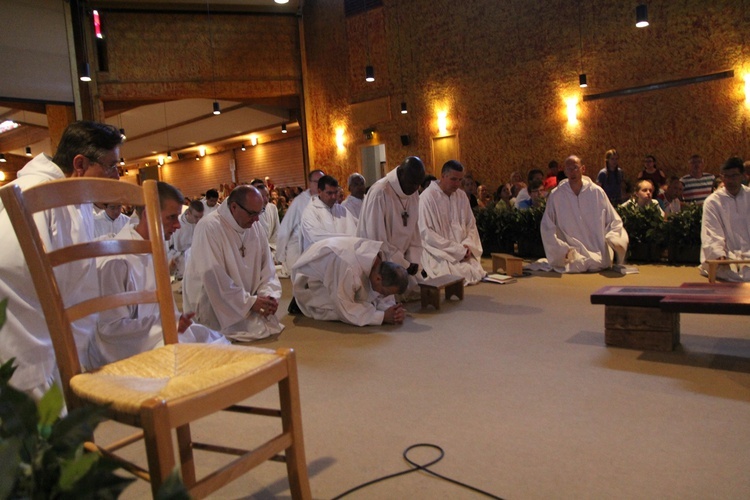 Adoracja krzyża w Taizé 