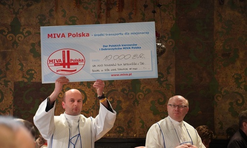 Ks. Damian Migacz, diecezjalny duszpasterz kierowców, prezentuje czek na 10 tys. euro dla diecezji Bouar.