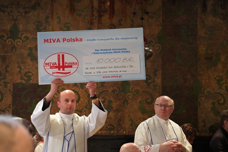 Ks. Damian Migacz, diecezjalny duszpasterz kierowców, prezentuje czek na 10 tys. euro dla diecezji Bouar.