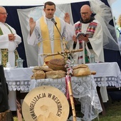 Księża: Henryk Zątek, Jarosław Jarco i o. Tomasz Pawlik OFMConv celebrowali Mszę św. na Klimczoku.