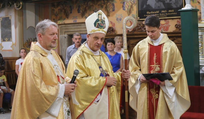 Bp Roman Pindel poświęcił w bazylice nową sukienkę na obrazie MB Rychwałdzkiej, ufundowaną przez anonimowego ofiarodawcę w podziękowaniun za uratowanie życia 