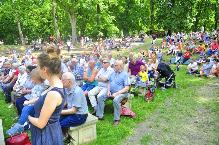 Muzyczne śniadanie na trawie w Skierniewicach