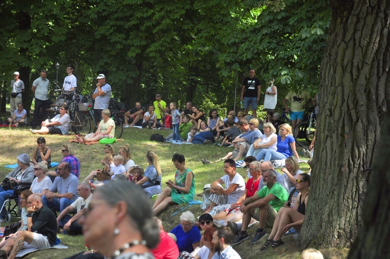Muzyczne śniadanie na trawie w Skierniewicach