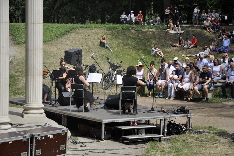 Muzyczne śniadanie na trawie w Skierniewicach