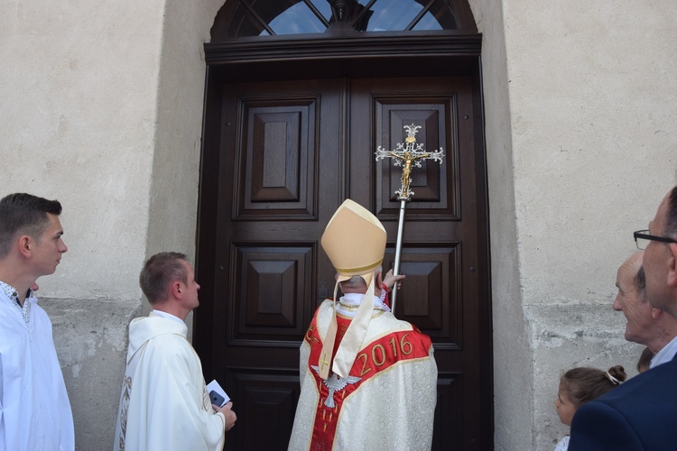 Nowe dębowe drzwi będą służyć przez wieki. Poświęcił je bp Józef Zawitkowski.