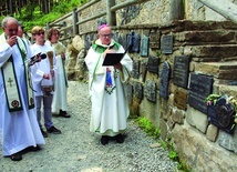 Tablicę upamiętniającą zaginionego w Alpach księdza poświęcił  bp Andrzej Czaja.