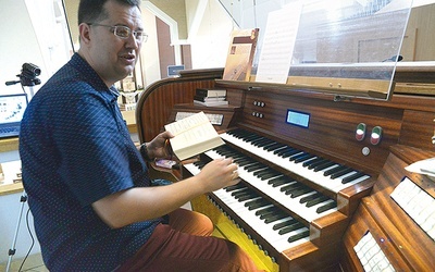 ▲	Mariusz Sobkiewicz, organista w parafii  św. Łukasza,  mówi, że gra  na tym instrumencie  to prawdziwa przyjemność.
