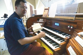 ▲	Mariusz Sobkiewicz, organista w parafii  św. Łukasza,  mówi, że gra  na tym instrumencie  to prawdziwa przyjemność.