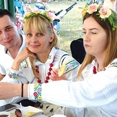 ▲	Wioleta Fijałkowska (w środku) w podradomskiej Jedlni, gdzie zespół wystąpił podczas niedawnego parafialnego festynu.