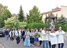 ▲	Procesja na zakończenie wizyty Skrzatuskiej Pani. 