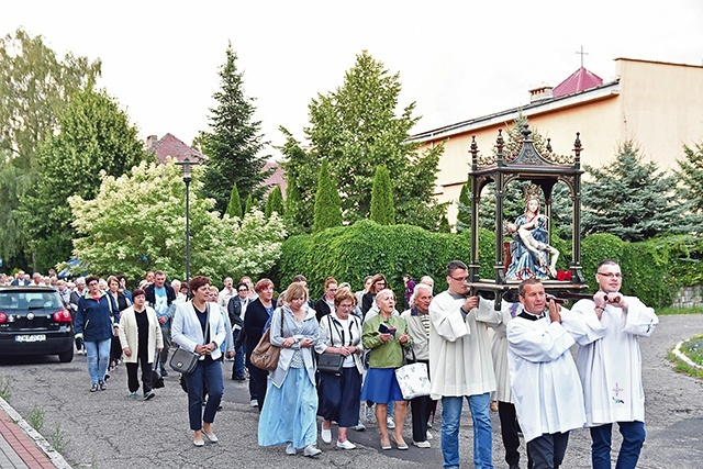 ▲	Procesja na zakończenie wizyty Skrzatuskiej Pani. 