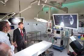 Sala operacyjna.  Na zdjęciu od lewej prezes Szpitala Miejskiego dr Mariusz Wójtowicz i minister zdrowia Łukasz Szumowski. 