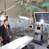 Sala operacyjna.  Na zdjęciu od lewej prezes Szpitala Miejskiego dr Mariusz Wójtowicz i minister zdrowia Łukasz Szumowski. 