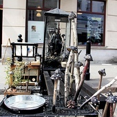 ▲	Instalacja przy  ul. Ząbkowskiej 11 stała kilka dni, potem została zdewastowana.