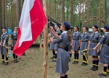 ▲	Na obozie koło  Nowej Wsi Zbąskiej  od 10 do 28 lipca przebywa około  stu harcerzy w wieku  od 11 do 17 lat.