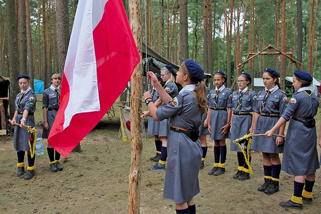 ▲	Na obozie koło  Nowej Wsi Zbąskiej  od 10 do 28 lipca przebywa około  stu harcerzy w wieku  od 11 do 17 lat.