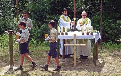 ▲	Msza św. na łonie  natury pod przewodnictwem wyczekiwanego przybysza!