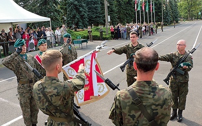 ▲	Duchowni przysięgali uroczyście na sztandar Wojska Polskiego.