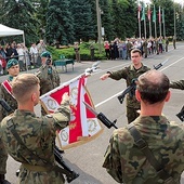 ▲	Duchowni przysięgali uroczyście na sztandar Wojska Polskiego.