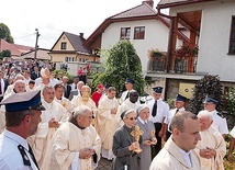 ▲	Procesja z relikwiami lipnickich świętych i błogosławionych.