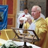 ▲	Ks. infułat Adam Kokoszka prezentuje relikwie w węgierskiej katedrze.
