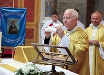 ▲	Ks. infułat Adam Kokoszka prezentuje relikwie w węgierskiej katedrze.