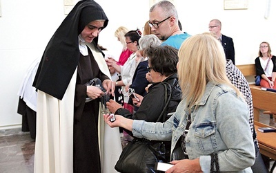 ▲	Grupa czcicieli MB z Góry Karmel przyjęła szatę Matki w kaplicy karmelitanek.