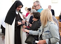 ▲	Grupa czcicieli MB z Góry Karmel przyjęła szatę Matki w kaplicy karmelitanek.