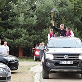 ▲	Po Eucharystii bp R. Pindel pobłogosławił kierowców i pojazdy.