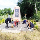 ▲	Jaworzyńska młodzież podczas prac w Czerniowcach.