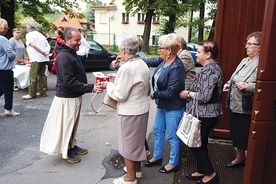 ▲	Po Mszach św. wałbrzyszanie składali ofiary na budowę ASM.