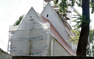 ▲	Przy kościele trwa remont wieży i dachu.