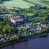 ◄	Piękne, nadwiślańskie położenie miejscowości i jej historyczna spuścizna wyróżniają ją na tle regionu i kraju.