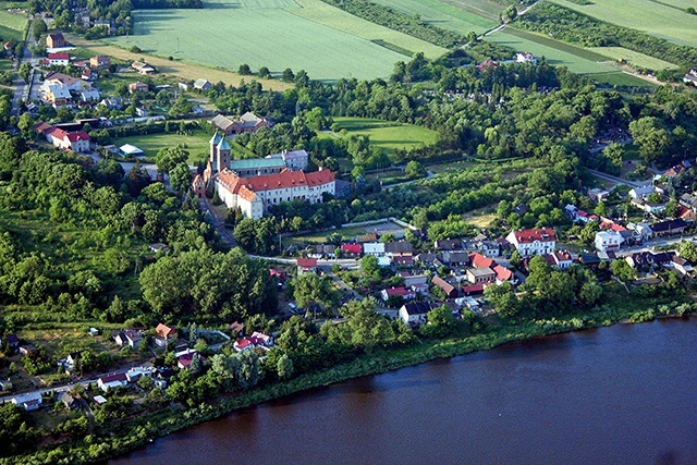 ◄	Piękne, nadwiślańskie położenie miejscowości i jej historyczna spuścizna wyróżniają ją na tle regionu i kraju.