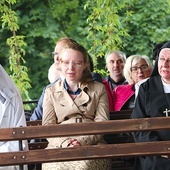 ◄	Siostra Marietta (pierwsza z prawej) na ostatnim ogólnopolskim spotkaniu przy oborskiej Piecie.