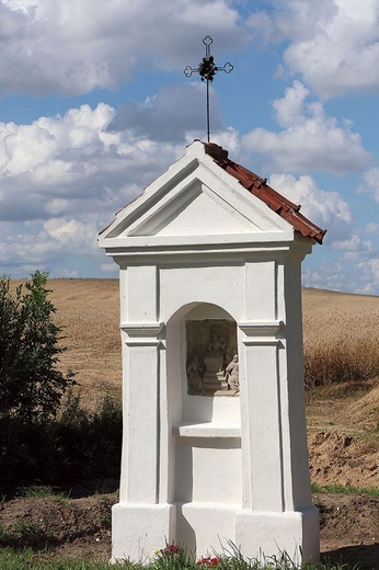 Kapliczka różańcowa na drodze do Świętej Lipki.