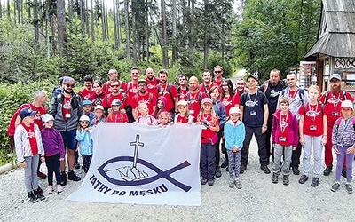 ◄	Uczestnicy lipcowego wyjazdu ojców z córkami.