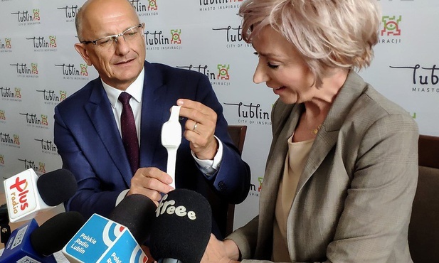 Prezentacja opasek dla seniora podczas konferencji prasowej w Ratuszu.