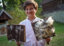 Grzesiek Jędrzejek zaprasza na "Przędzenie w rodzinnym skansenie".