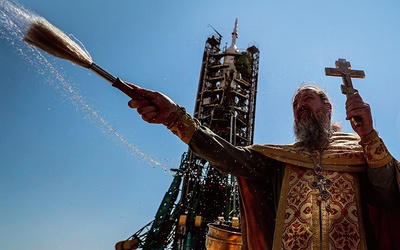 Rosyjski kapłan prawosławny błogosławi rakietę Sojuz-FG na wyrzutni kosmodromu Bajkonur. 19.07.2019 Kazachstan