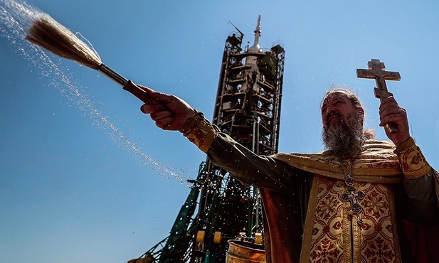 Rosyjski kapłan prawosławny błogosławi rakietę Sojuz-FG na wyrzutni kosmodromu Bajkonur. 19.07.2019 Kazachstan