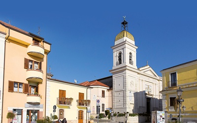 W niewielkich włoskich miejscowościach nie ma już stałego duszpasterza, a Mszę św. odprawia dojeżdżający ksiądz.