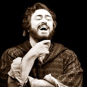 Film Rona Howarda pt. „Pavarotti” opowiada o karierze artystycznej słynnego śpiewaka, jego drodze  do sukcesu i życiu prywatnym.
