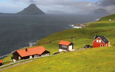 Na Wyspach Owczych wśród surowych trawiastych krajobrazów ludzie żyją niespiesznie w rozrzuconych  tu i ówdzie kolorowych domkach.