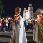 Nocna procesja z kopią obrazu Matki Boskiej Budsławskiej.