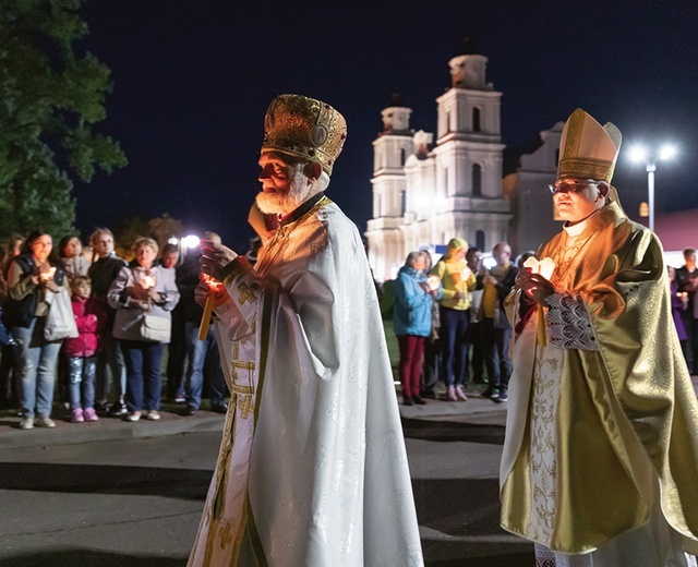 Nocna procesja z kopią obrazu Matki Boskiej Budsławskiej.