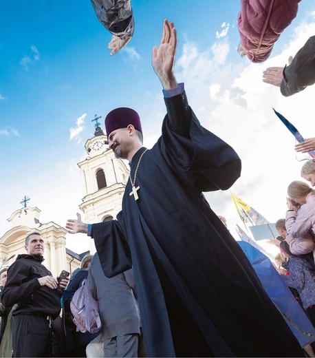 Prawosławny duchowny ks. Aleksander wśród pielgrzymów.